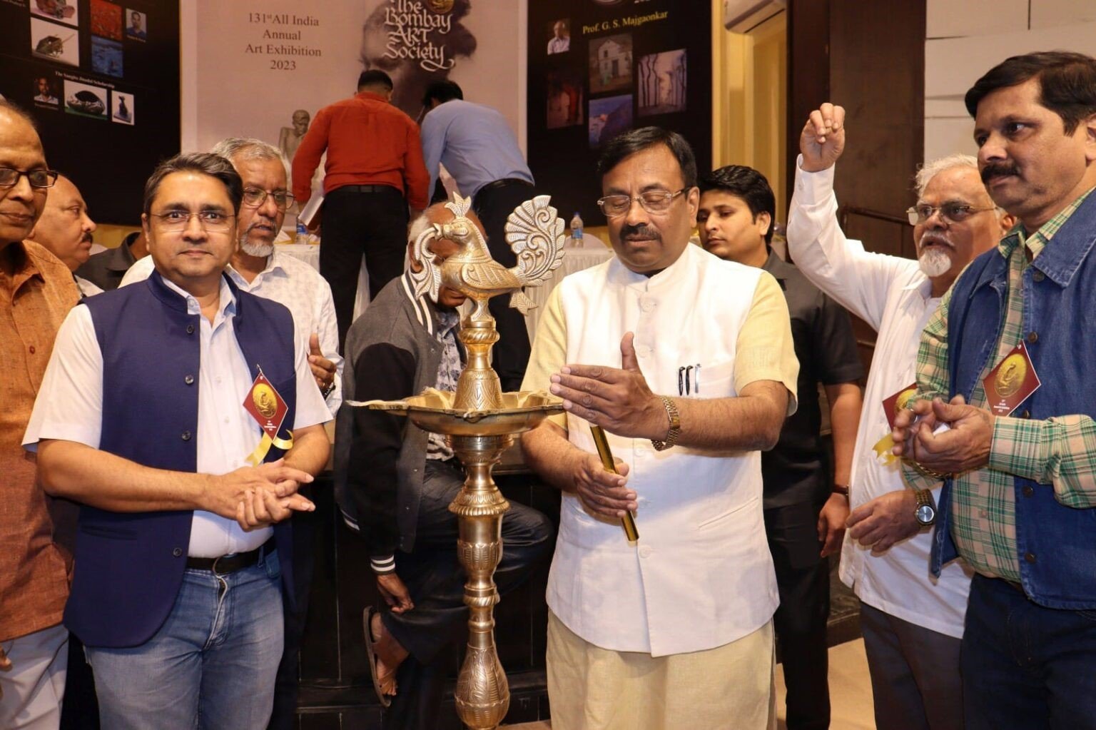 Shri. Sudhir Mungantiwar grants 48 specialists from the nation over at The Bombay Art Society’s 131st 'All India Annual Art Exhibition’ grants